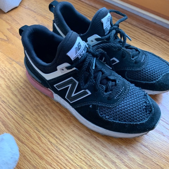 New Balance Women’s size 7 athletic shoes. - Picture 3 of 6